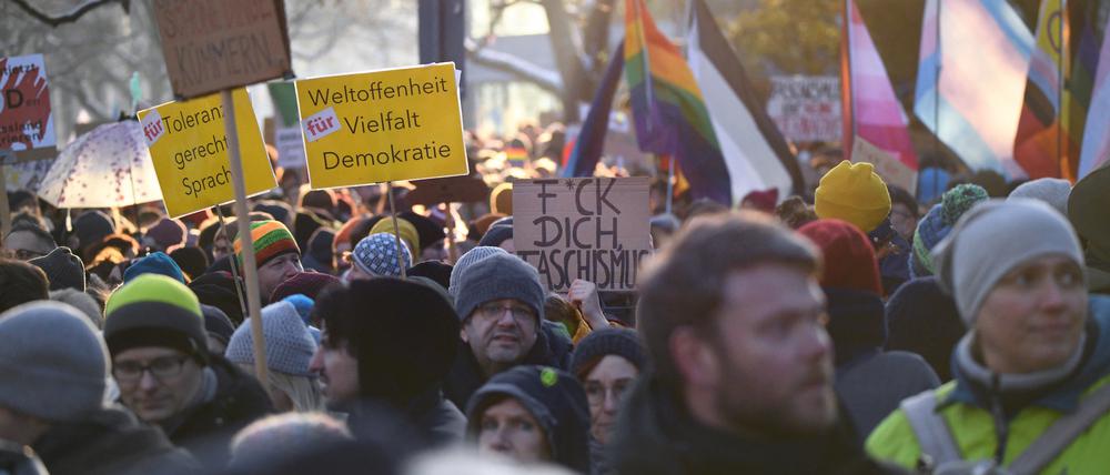 Menschen bei einer Demonstration in der Heidelberger Innenstadt.