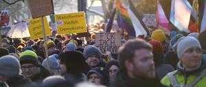 Menschen bei einer Demonstration in der Heidelberger Innenstadt. 