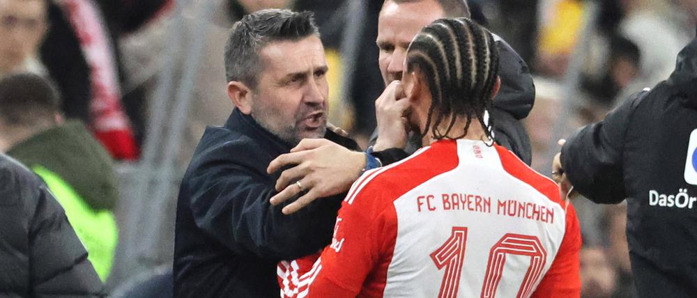 Union-Trainer Nenad Bjelica fasst Leroy Sané vom FC Bayern ins Gesicht.