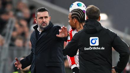 Männer im Nahkampf. Trainer Nenad Bjelica (r.) greift Leroy Sané ins Gesicht.