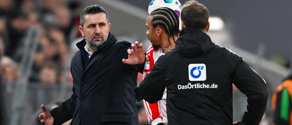 Männer im Nahkampf. Trainer Nenad Bjelica (r.) greift Leroy Sané ins Gesicht.