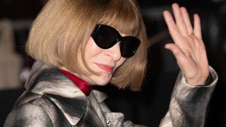Anna Wintour gab die Entscheidung des Verlags bekannt – und behielt ihre Sonnenbrille auf.