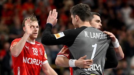 Das dänische Team um Torhüter Niklas Landin und Mathias Gidsel (links) ist im Halbfinale gegen Deutschland klar favorisiert.