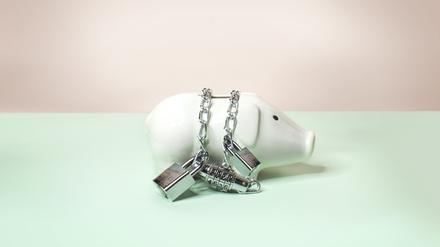 Bevor die Zinsen noch weiter sinken, kann es sich lohnen auf Festgeld zu setzen. Hier gibt es noch Angebote, die die Inflation schlagen