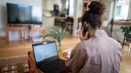 Eine junge Frau arbeitet im Homeoffice in ihrem Wohnzimmer. „Die Corona-Pandemie hat Homeoffice in Deutschland von einer Ausnahme zu einem wichtigen Bestandteil des Arbeitsalltags gemacht“, sagte Jan Goebel vom DIW Berlin.