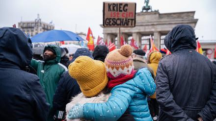 Pazifismus in heutigen Zeiten muss wehrhaft sein, sagt Friedensforscherin Deitelhoff.