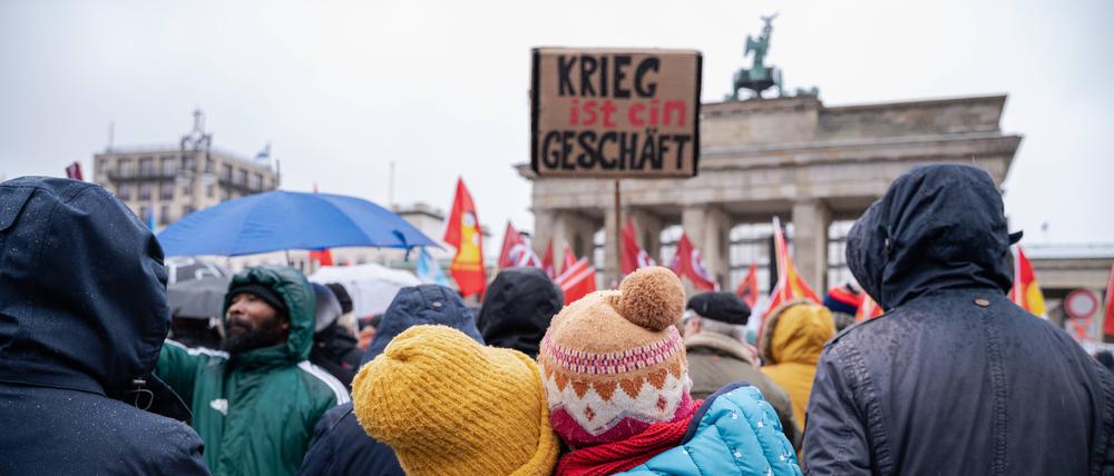 Pazifismus in heutigen Zeiten muss wehrhaft sein, sagt Friedensforscherin Deitelhoff.