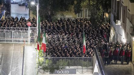 Menschen zeigen den verbotenen faschistischen Gruß während einer Kundgebung zum Jahrestag der sogenannten Acca-Larentia-Morde.
