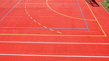 Für Spiel und Sport. Sportplatz an einer Grundschule.
