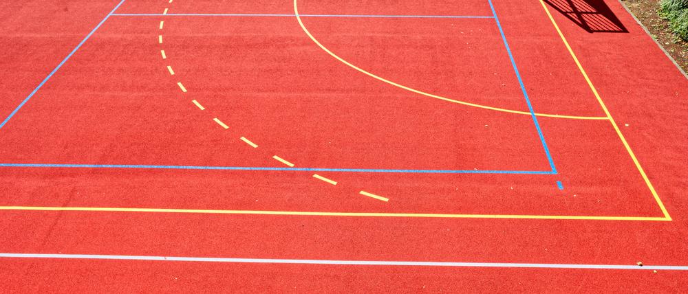 Für Spiel und Sport. Sportplatz an einer Grundschule.