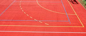 Für Spiel und Sport. Sportplatz an einer Grundschule.