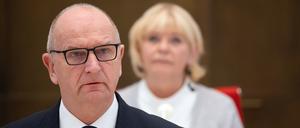 ARCHIV - 23.11.2023, Brandenburg, Potsdam: Dietmar Woidke (SPD), Ministerpräsident von Brandenburg, spricht während der Sitzung des Brandenburger Landtags zur Aktuellen Stunde. Hinter ihm sitzt Ulrike Liedtke, Präsidentin des Landtages. Thema war ·Tradition der Toleranz in Brandenburg schützen - Antisemitismus konsequent entgegentreten·.     (zu dpa «Woidke: Pressefreiheit ist Grundsäule der Demokratie») Foto: Soeren Stache/dpa +++ dpa-Bildfunk +++