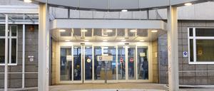 Ein 15-Jähriger aus Berlin ist nach einer Schlägerei bei einem internationalen Fußball-Jugendturnier in Frankfurt am Main im vergangenen Jahr gestorben - nun beginnt der Prozess gegen den mutmaßlichen Angreifer.