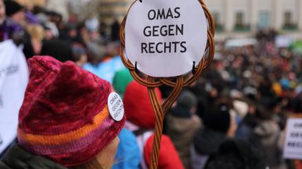 Eine Demonstrantin mit Schild Omas gegen Rechts während einer Kundgebung gegen Rechtsextremismus auf dem Alten Markt in Potsdam, 14. Januar 2024. 