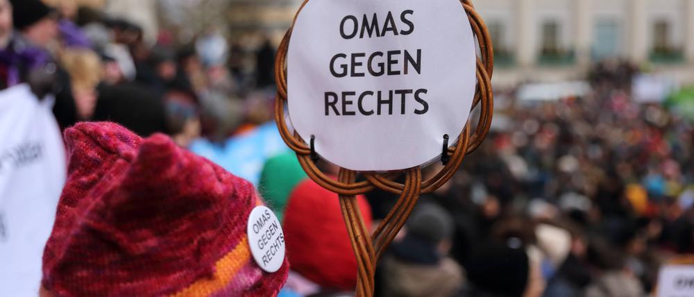 Eine Demonstrantin mit Schild Omas gegen Rechts während einer Kundgebung gegen Rechtsextremismus auf dem Alten Markt in Potsdam, 14. Januar 2024.