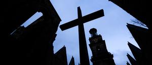 Niedersachsen, Hannover: Ein Kreuz steht in der Aegidienkirche der evangelisch-lutherischen Marktkirchengemeinde. 