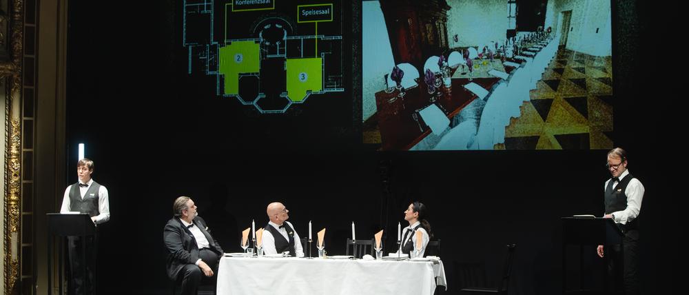 Rechte Verschwörung: Szene aus „Geheimplan gegen Deutschland“ am Berliner Ensemble.