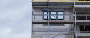 Rohbau eines Mehrfamilienhauses mit Mietwohnungen.