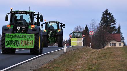 Ein Traktor trägt bei einer Demonstration im thüringischen Frankendorf die Aufschrift „Unser Land wird nicht regiert – sondern ruiniert“.