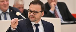 25.01.2024, Brandenburg, Potsdam: Jan Redmann (CDU), Fraktionsvorsitzender, spricht in der Debatte des Landtages von Brandenburg. Die Abgeordneten diskutieren in der 100. Sitzung des Landtages unter anderem über die Zukunft der Brandenburger Agrar- und Ernährungswirtschaft, über das Gesetz zur Zahlung einer Sonderabgabe für Photovoltaik-Freiflächen und die Entscheidung über ein neues Schulgesetz. Foto: Bernd Settnik/dpa +++ dpa-Bildfunk +++