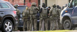 Das SEK vor dem Zugriff in einem Wohngebiet in Montabaur.