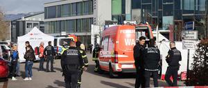 Polizisten im Einsatz an einer Schule in St. Leon-Rot bei Heidelberg.
