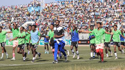 Fußballspieler laufen im Stadion der somalischen Hauptstadt Mogadischu ein. 