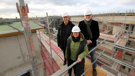 Jahresauftaktpressekonferenz 2024 Pro Potsdam.
Geschäftsführer Jörn-Michael Westphal und Bert Nicke (mit Sandra Jacobs) informieren im Bereich Wohnen, Bauen und Entwickeln für und in Potsdam, aktuelle Projekte und anstehende Planungen vorstellen. Nutzen Sie zudem die Gelegenheit, unser gefördertes Neubauvorhaben an der Georg-Hermann-Allee, mit dem in vier Häusern 66 Wohnungen entstehen, zu besichtigen.