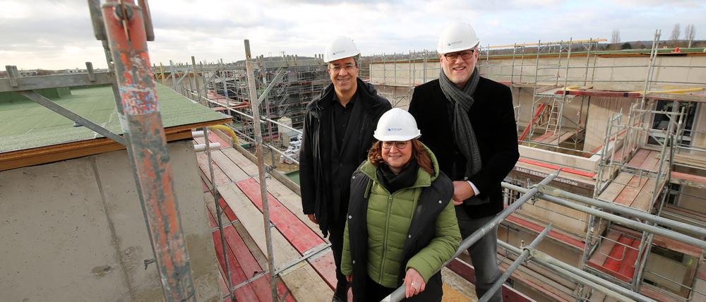 Jahresauftaktpressekonferenz 2024 Pro Potsdam.
Geschäftsführer Jörn-Michael Westphal und Bert Nicke (mit Sandra Jacobs) informieren im Bereich Wohnen, Bauen und Entwickeln für und in Potsdam, aktuelle Projekte und anstehende Planungen vorstellen. Nutzen Sie zudem die Gelegenheit, unser gefördertes Neubauvorhaben an der Georg-Hermann-Allee, mit dem in vier Häusern 66 Wohnungen entstehen, zu besichtigen.