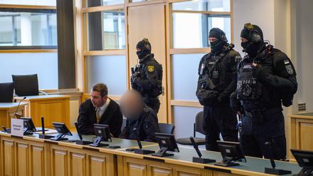 Stephan Balliet sitzt im Gerichtssaal an der Anklagebank. Er gilt weiter als Sicherheitsrisiko. 
