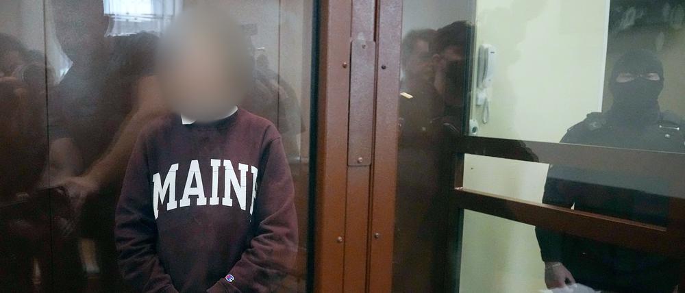 Darja Trepowa, eine Verdächtige im Zusammenhang mit einem Bombenanschlag, bei dem ein bekannter russischer Militärblogger getötet wurde, nimmt an einer Gerichtsverhandlung im Bezirksgericht Basmanny teil.