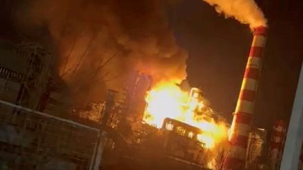 Rauch und Flammen steigen auf, nachdem in einer Ölraffinerie in Tuapse in der Nacht zu Donnerstag ein Feuer ausgebrochen ist.
