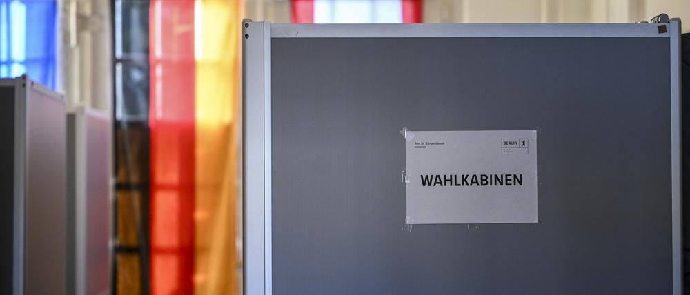 Wahlkabinen stehen im Bezirkswahlamt Reinickendorf bereit. Die Teilwiederholungswahl in Berlin findet am 11. Februar statt.