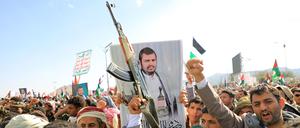 Demonstranten in Sanaa (Jemen) halten ein Plakat des Rebellenchefs Abdul Malik al-Huthi.