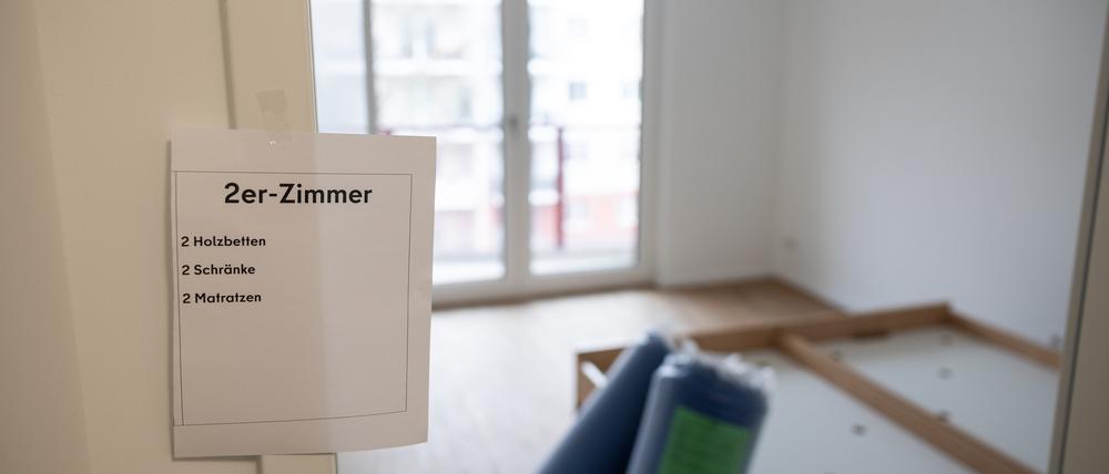 Blick auf ein Schild mit der Aufschrift «2er-Zimmer» in einer Unterkunft für Geflüchtete (MUF) in Berlin.