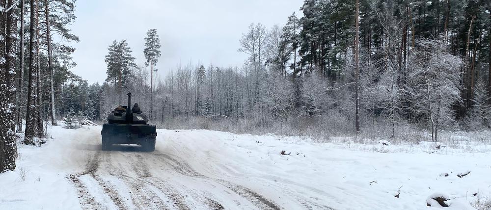 Ein Panzer fährt auf dem litauischen Truppenübungsplatz Gaiziunai, etwa 90 Kilometer nordwestlich der Hauptstadt Vilnius. 