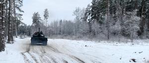Ein Panzer fährt auf dem litauischen Truppenübungsplatz Gaiziunai, etwa 90 Kilometer nordwestlich der Hauptstadt Vilnius. 