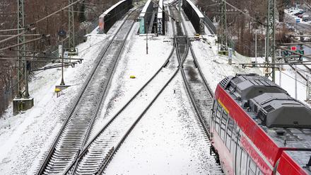 16.01.2024, Brandenburg, Potsdam: Der Regionalzug fährt auf verschneiten Gleisen vom Potsdamer Hauptbahnhof kommend in Richtung Brandenburg (Havel). Foto: Soeren Stache/dpa +++ dpa-Bildfunk +++