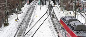 16.01.2024, Brandenburg, Potsdam: Der Regionalzug fährt auf verschneiten Gleisen vom Potsdamer Hauptbahnhof kommend in Richtung Brandenburg (Havel). Foto: Soeren Stache/dpa +++ dpa-Bildfunk +++