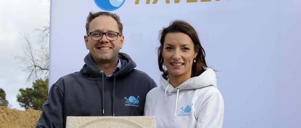 Ginette und Enrico Rhauda auf dem Gelände für die geplante Indoor-Surfhalle „Havelwelle“ in Bergholz-Rehbrücke.