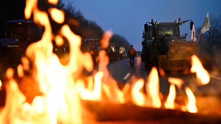  Französische Landwirte blockieren mit ihren Traktoren die Autobahn A16 während einer Demonstration, zu der die französische Bauerngewerkschaft FNSEA (Federation Nationale des syndicats d’exploitants agricoles) aufgerufen hat.