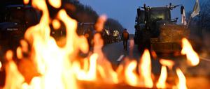 Französische Landwirte blockieren mit ihren Traktoren die Autobahn A16 während einer Demonstration, zu der die französische Bauerngewerkschaft FNSEA (Federation Nationale des syndicats d’exploitants agricoles) aufgerufen hat.