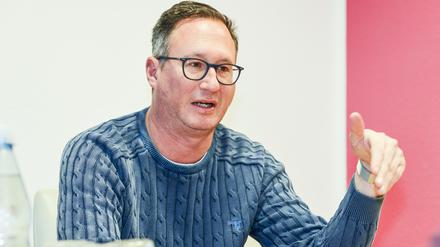 Bernd Reuter (FDP) sitzt in seinem Wahlkreisbüro in Wesel.