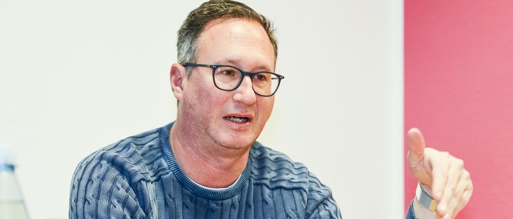 Bernd Reuter (FDP) sitzt in seinem Wahlkreisbüro in Wesel.