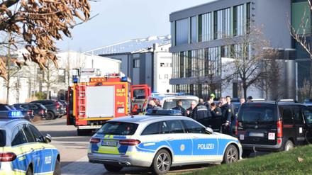 Einsatzkräfte der Polizei sind an einer Schule im Einsatz. Bei der Gewalttat in der Schule ist nach Angaben der Polizei eine Schülerin von einem Schüler getötet worden. Er sei wenig später von Beamten festgenommen worden. Nach derzeitigem Stand werde von einer Beziehungstat ausgegangen. 