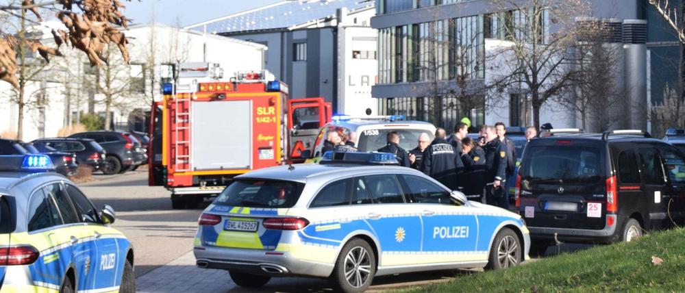Einsatzkräfte der Polizei sind an einer Schule im Einsatz. Bei der Gewalttat in der Schule ist nach Angaben der Polizei eine Schülerin von einem Schüler getötet worden. Er sei wenig später von Beamten festgenommen worden. Nach derzeitigem Stand werde von einer Beziehungstat ausgegangen. 