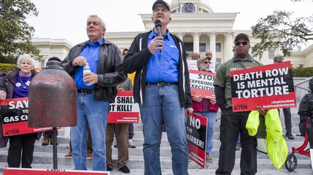Randall Padgent (l-r), Gary Drinkard und Ron Wright, ehemalige Todestraktinsassen, die entlastet wurden, sind unter den fast hundert Demonstranten, die sich vor dem State Capitol versammeln, um Gouverneur Ivey aufzufordern, eine geplante Hinrichtung zu stoppen. Das Oberste Gericht der USA hat es abgelehnt, die geplante Hinrichtung mit Stickstoff zu stoppen. 