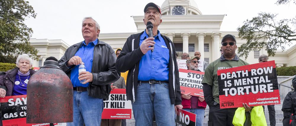 Randall Padgent (l-r), Gary Drinkard und Ron Wright, ehemalige Todestraktinsassen, die entlastet wurden, sind unter den fast hundert Demonstranten, die sich vor dem State Capitol versammeln, um Gouverneur Ivey aufzufordern, eine geplante Hinrichtung zu stoppen. Das Oberste Gericht der USA hat es abgelehnt, die geplante Hinrichtung mit Stickstoff zu stoppen. 