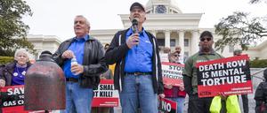 Randall Padgent (l-r), Gary Drinkard und Ron Wright, ehemalige Todestraktinsassen, die entlastet wurden, sind unter den fast hundert Demonstranten, die sich vor dem State Capitol versammeln, um Gouverneur Ivey aufzufordern, eine geplante Hinrichtung zu stoppen. Das Oberste Gericht der USA hat es abgelehnt, die geplante Hinrichtung mit Stickstoff zu stoppen. 