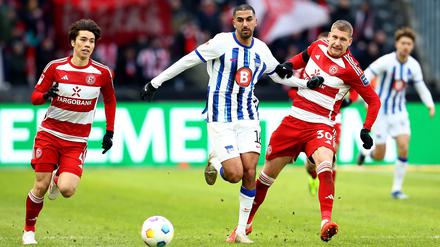 Aymen Barkok (Mitte) feierte gegen Düsseldorf als Einwechselspieler sein Debüt für Hertha BSC. Gegen Wehen Wiesbaden könnte er von Anfang an spielen. 